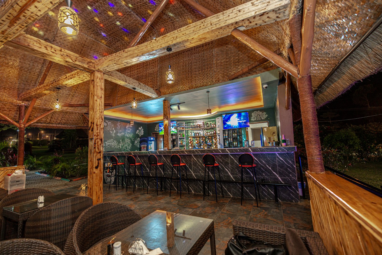 Lakeside drinks and relaxation at Lake Victoria resort
